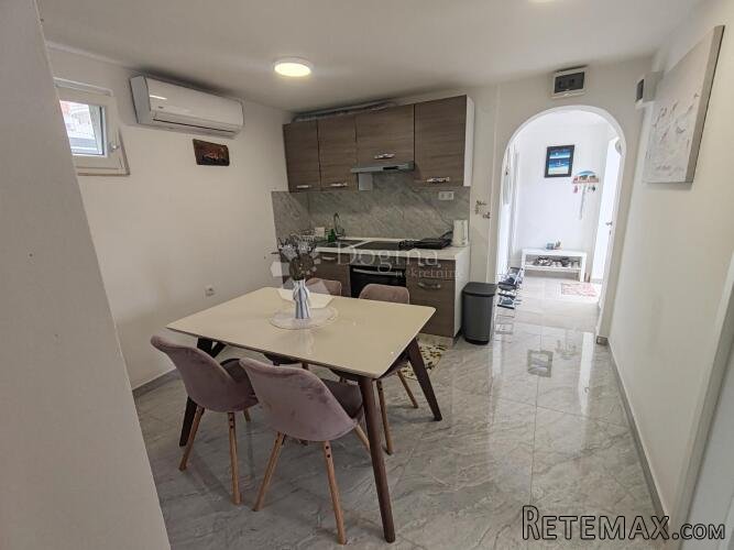 VODICE - atraktivan stan u prizemlju - 150 metara od plaže - 3