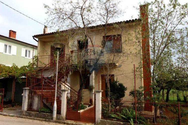 Obiteljska kuća sa dva stana na dobroj lokaciji