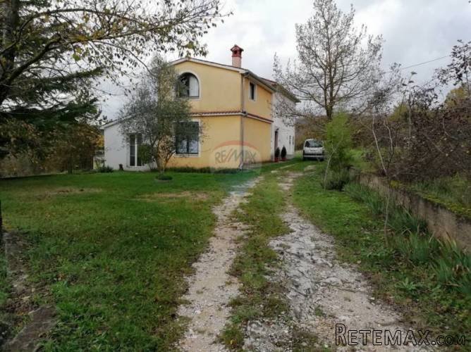 PRILIKA! GROŽNJAN KUĆA SA IMANJEM - 5