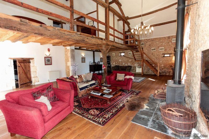 3 Bedroom Equestrian Facility For Sale