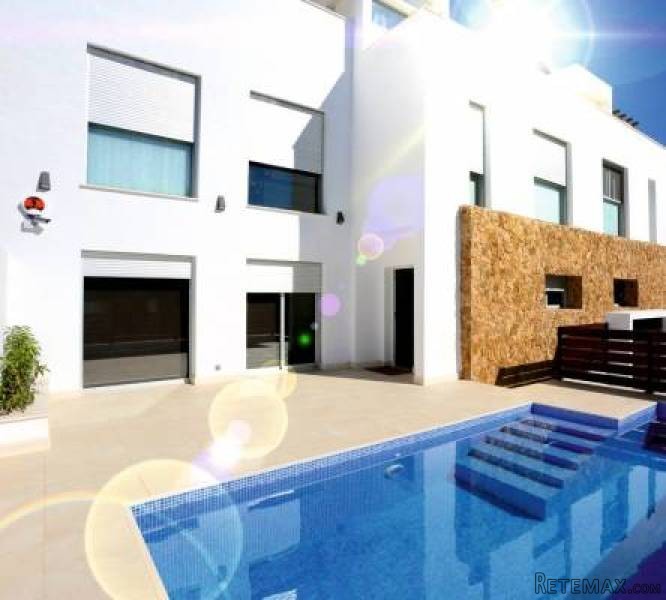 3 Bedroom 2 Bathroom Villa In..