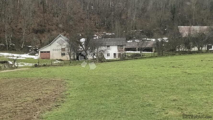 SEOSKO IMANJE SA ŠUMOM I ORANICAMA BUŽIN