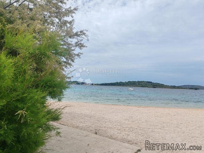VODICE - atraktivna kuća s dva stana - 150 metara od plaže - 2