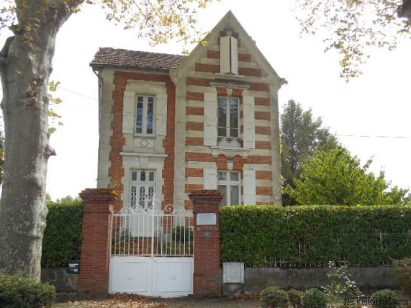 Well Renovated Townhouse With Garden..