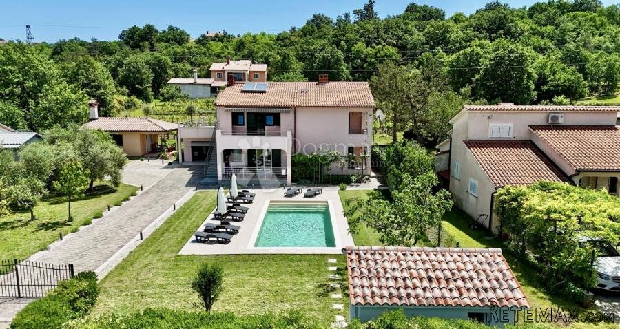 KUĆA SA 3 STANA I BAZENOM NA TOP LOKACIJI
