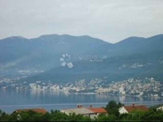 Atraktivan stan u villi sa predivnim panoramskim pogledom na