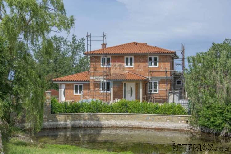 Lovrečica, kuća u fazi izgradnje.