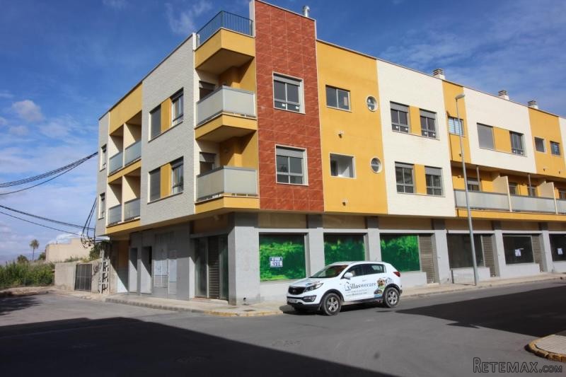 3 bedroom apartment pool and garage..