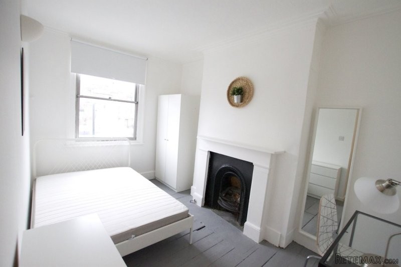 Single with double bed near Finsbury..