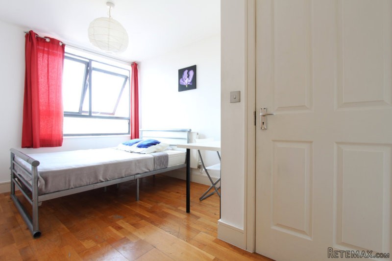 Single with double bed near Canary..