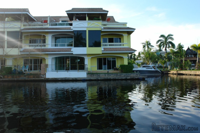 Waterfront 3 Bedroom Terrace House with..