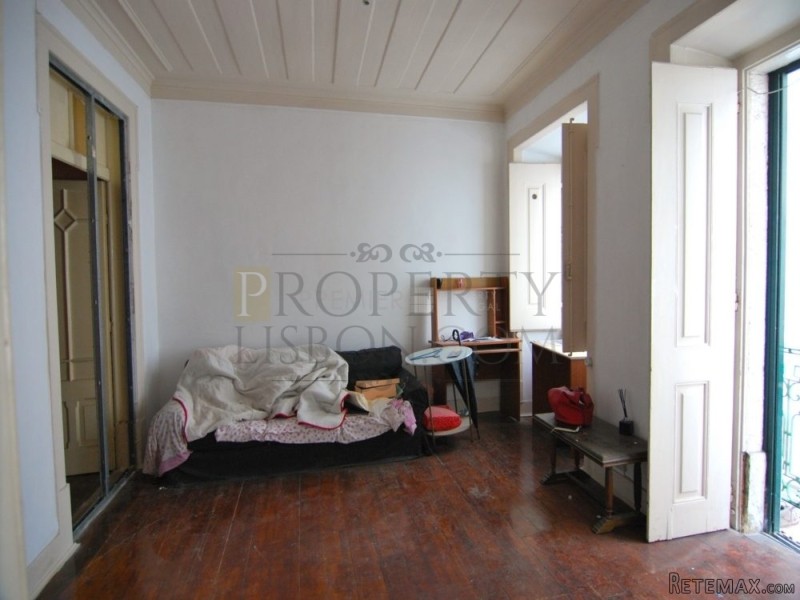 Historical T2+1 Lisbon apartment with..