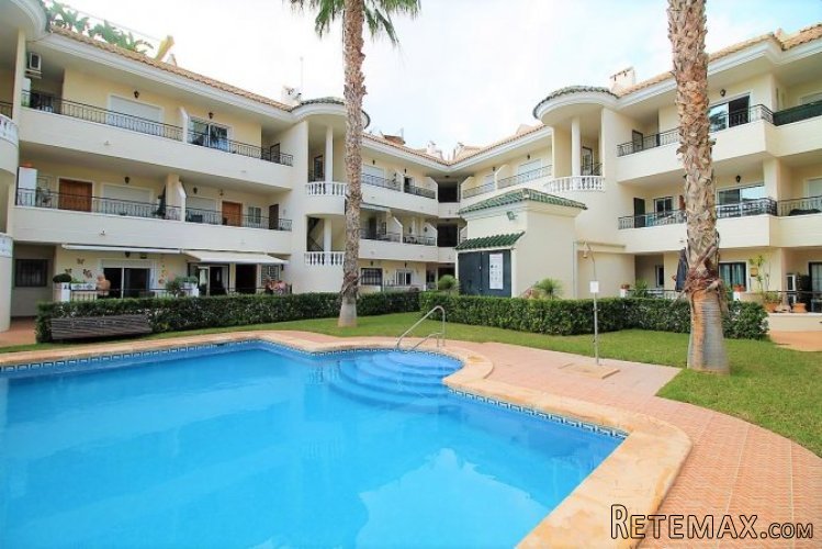 SUPERB PENTHOUSE APARTMENT! This attractive apartment is..