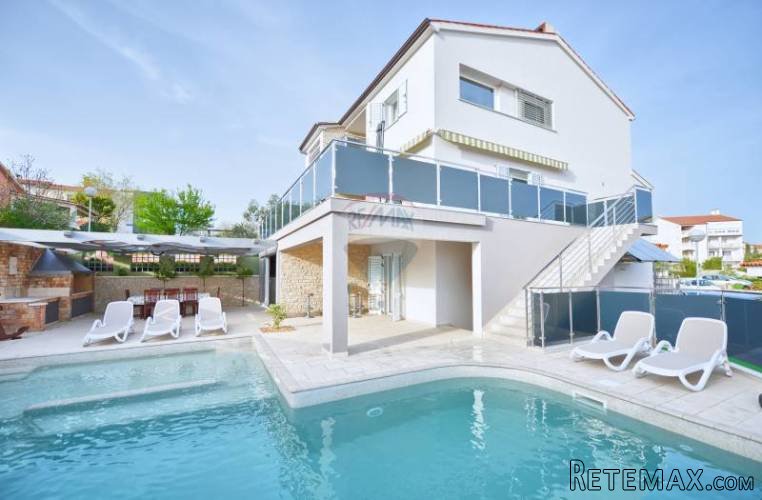 Moderna vila s bazenom 300m od mora nedaleko Pule