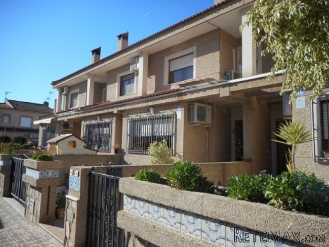 A charming 3 BEDROOM townhouse in Jacarilla has now come on..