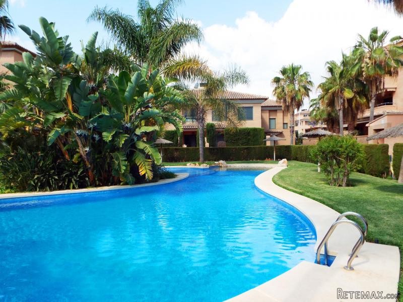 Luxury 2 bedroom apartment with garage..