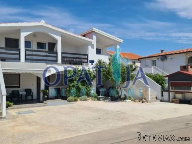 Vir, samostojeca kuca sa 5 apartmana, cca. 200m do mora
