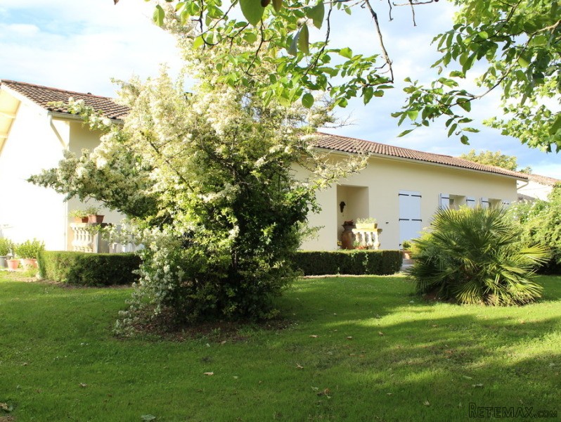 Pretty Villa Set On 17 Hectares Of Land.. - 2