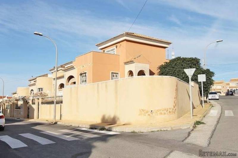 5 Bedroom 3 Bathroom Villa In.. - 2