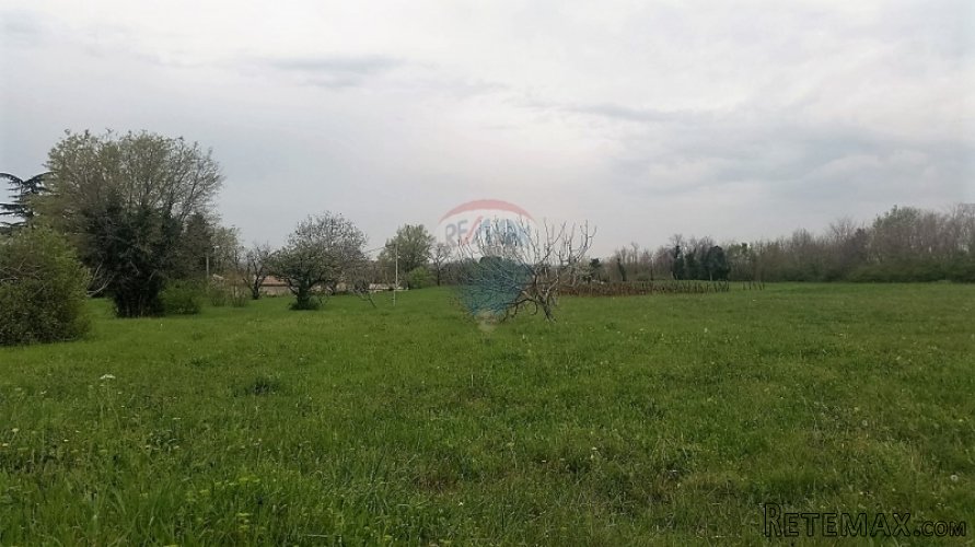 KOMPLEKS GRAĐEVINSKOG I POLJOPRIVREDNOG ZEMLJIŠTA 4 KM OD...
