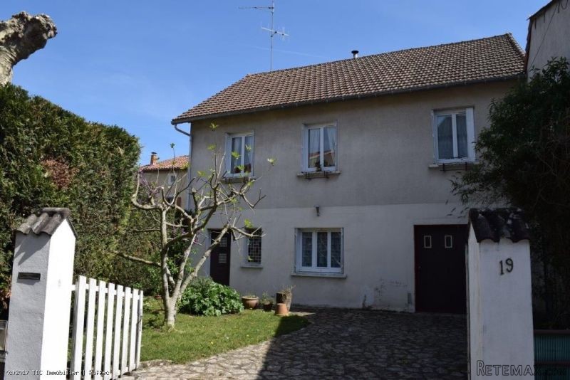 Town House With Two Garages - Close To..