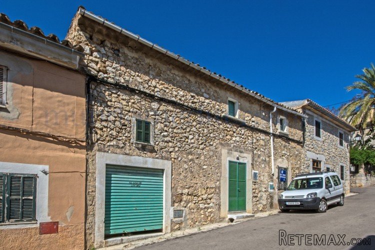 Charming old village house of 200m2 in a quiet little..