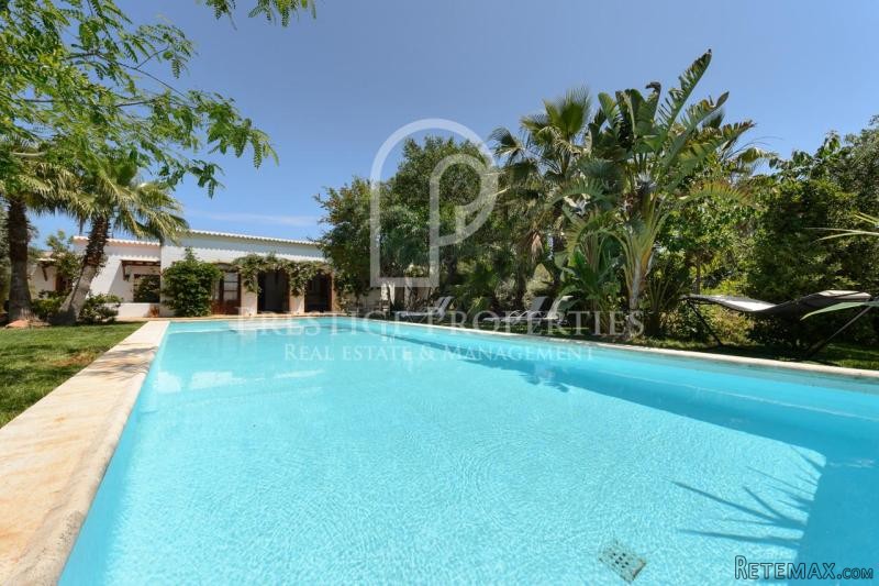 Enchanting villa with pool in the north..