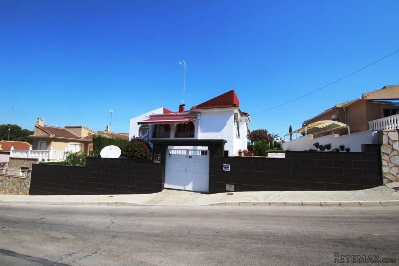 4 Bedrooms - Villa - Alicante - For Sale