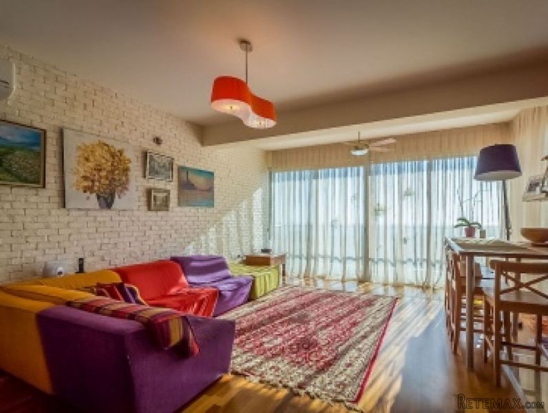 Spacious art designed 2-level, 4..