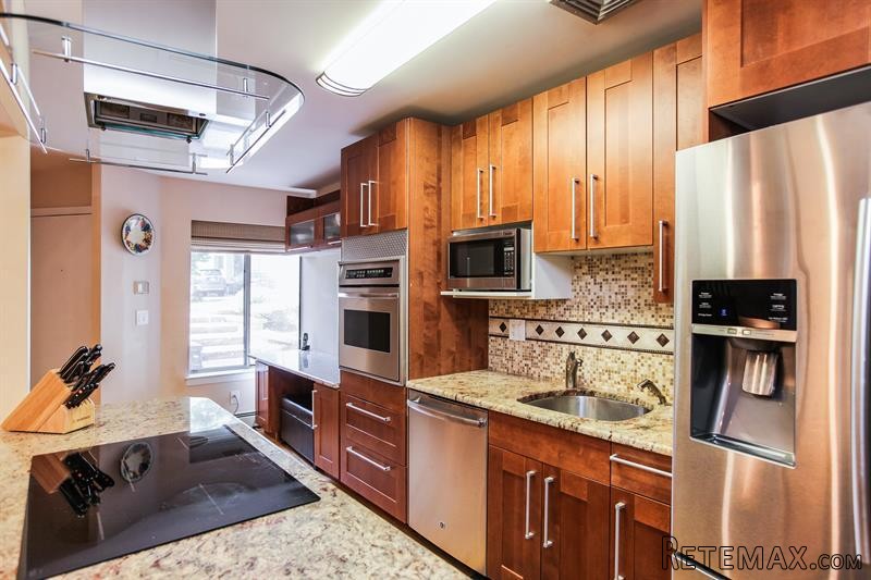 3 bedroom House For Sale: 32 Top Of The.. - 2