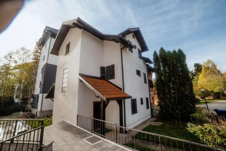 Prodajem fantastičnu kuću sa 3 LUX apartmana na najlepšoj lokaci