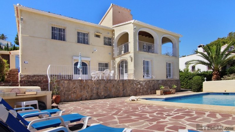 6 Bedroom 4 Bathroom Family Villa with..