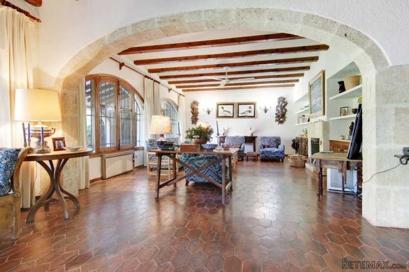 Charming 6 bedroom villa on a flat plot.. - 2