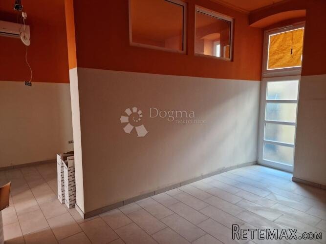 Rijeka centar, ulični lokal 105 m2 - 2