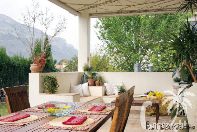 This modern and bright villa was built in 2001 on a flat.. - 3