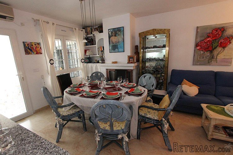 You will find this nice terraced house in Villamartin. The.. - 3