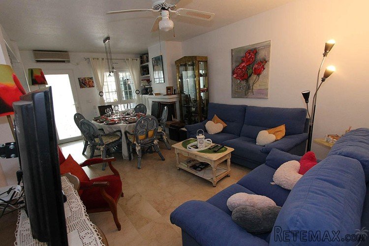 You will find this nice terraced house in Villamartin. The.. - 5