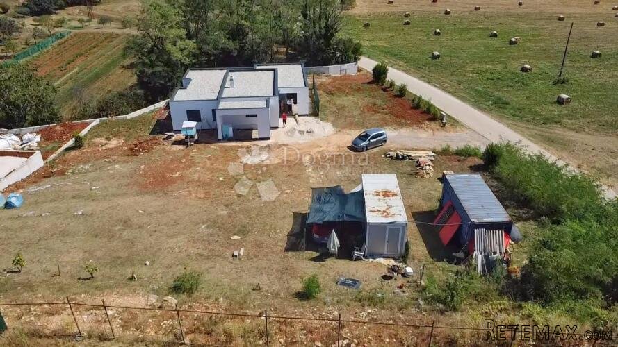 GRAĐEVINSKO ZEMLJIŠTE S PRIKLJUČCIMA STRUJE I VODE - 2
