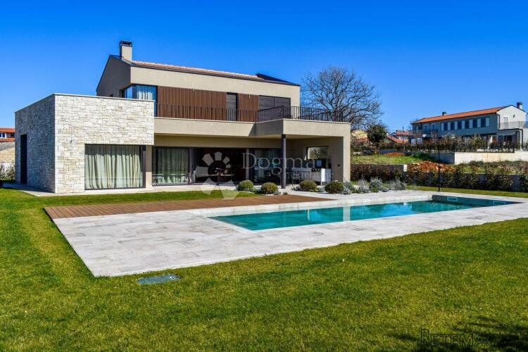 Poreč, ekskluzivna i moderna vila s predivnom okućnicom! - 2