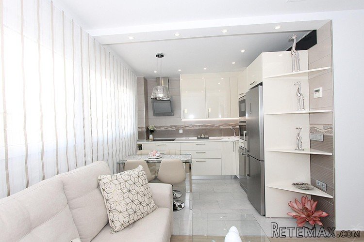 This recently renovated apartment is located just 400.. - 2