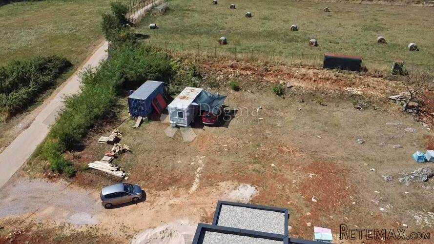 GRAĐEVINSKO ZEMLJIŠTE S PRIKLJUČCIMA STRUJE I VODE - 3
