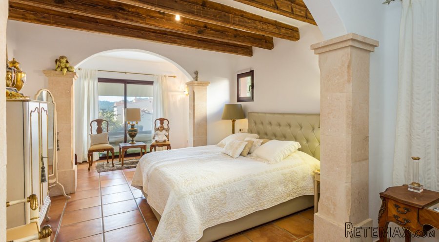 Spacious ground-floor apartment with garden is located in.. - 3