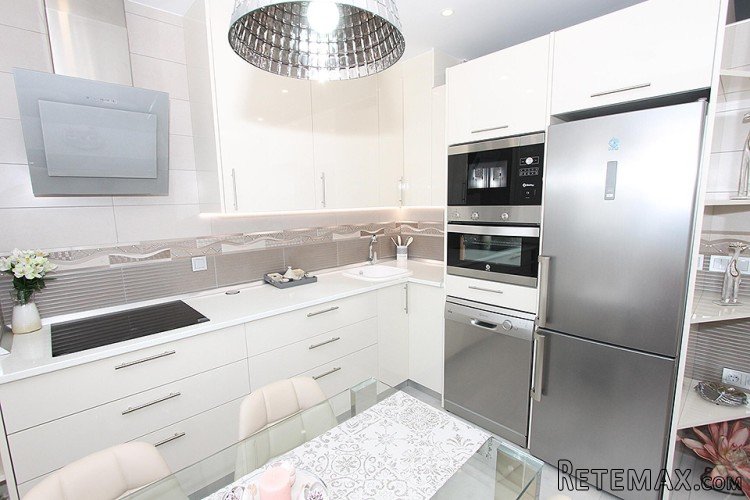 This recently renovated apartment is located just 400.. - 4