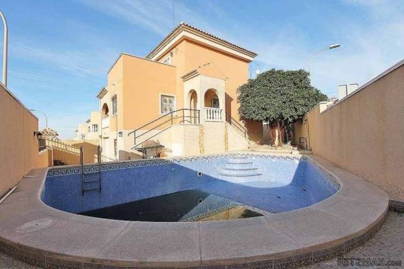 5 Bedroom 3 Bathroom Villa In..
