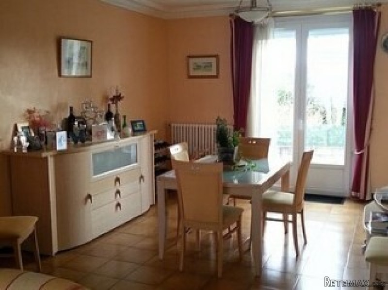 Deceptively spacious 5 bed det' village.. - 2