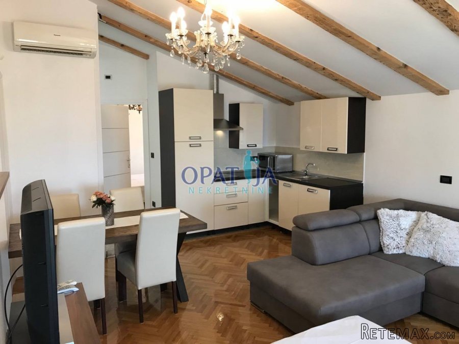 Opatija-centar stan visoko potkrovlje 65 m2