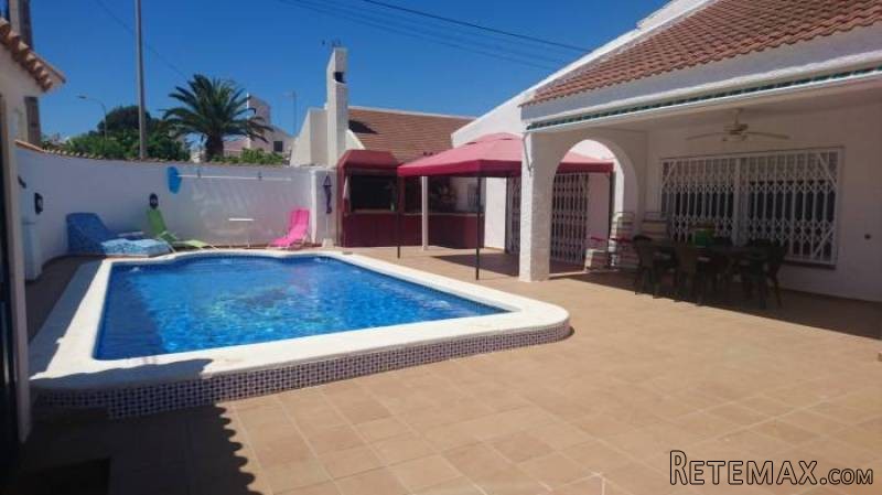3 Bedroom 2 Bathroom Villa In..
