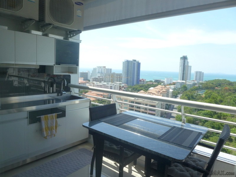 Modern 1-bedroom sea view condo on top..