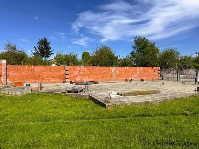 Prelog - građevinsko zemljište 382 m² s projektom i započeti