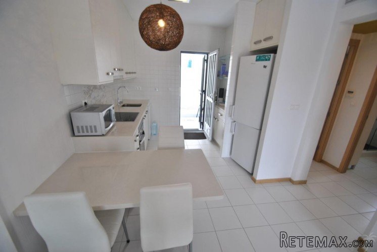 This modern ground floor apartment is located in bustling.. - 4